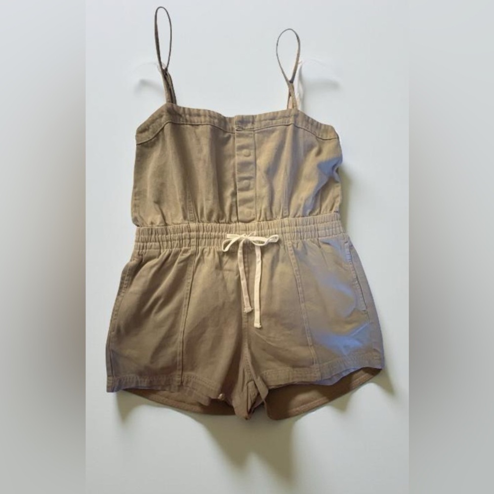 NEW-XL  threads XL
Sleeveless Tan elastic waist
Adjustable  Strap Romper
